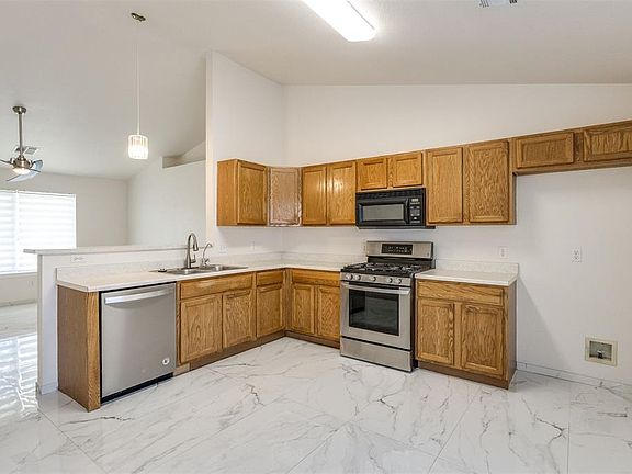 4th image of 1725 Queensbury Rd