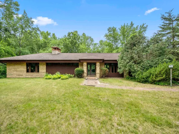 16 Truman Dr, East Dubuque, IL 61025