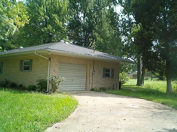 2nd image of 300 Meadow Ln
