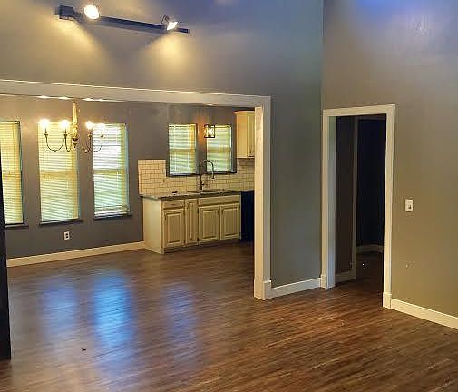 4th image of 7001 Manor Cir