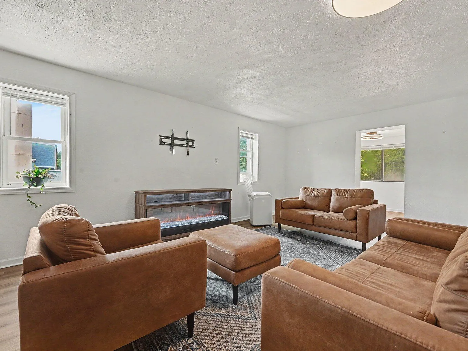 3 bed, 2.0 bath, 4136 sqft, $1,995 — Photo 4