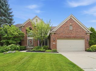 5040 Cherry Blossom Cir, West Bloomfield, MI 48324