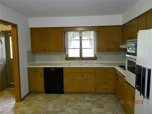 3rd image of 11121 W 72nd Ter