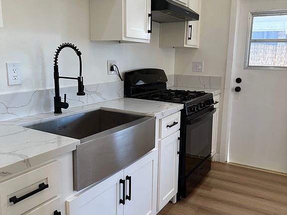 4th image of 5276 N Walnut Ave