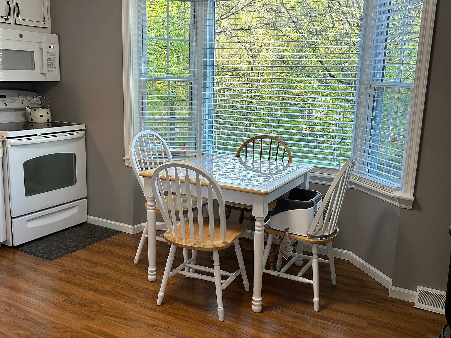 3 bed, 1.5 bath, 1370 sqft, $2,000 — Photo 2