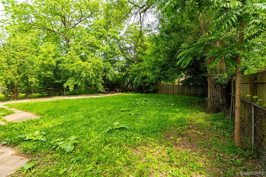 3 bed, 1.0 bath, 950 sqft, $1,250 — Photo 3