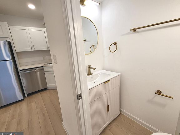 4th image of 562 24th St NE