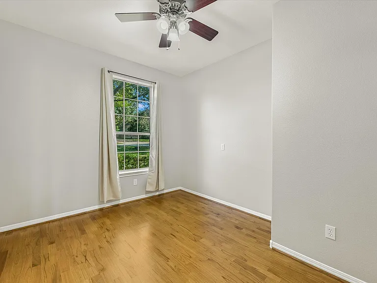 10802 Hastings Ln — Photo 12