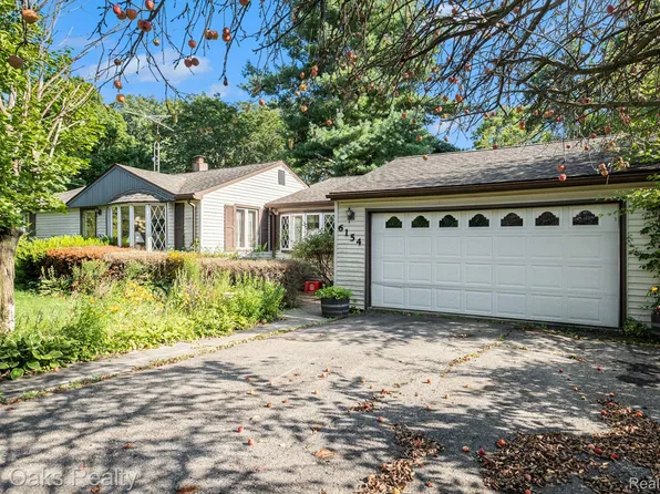 6154 Crabtree Ln, Burton, MI 48519