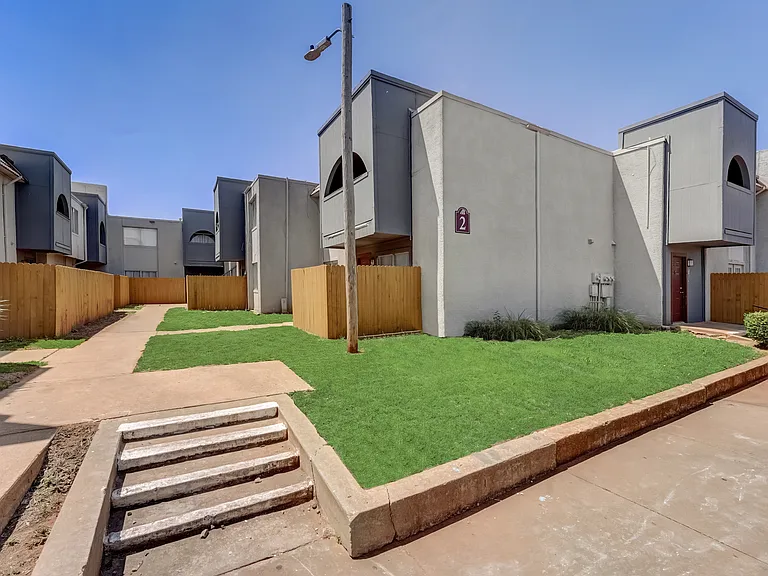 717 Ventura South Apartments — Photo 6