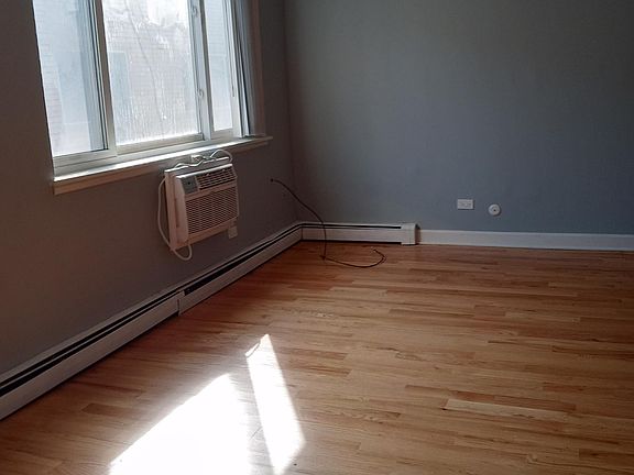 3rd image of 627 W Grace St #514
