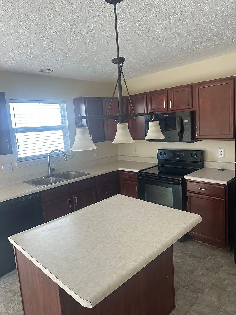 3 bedroom 2 bathroom ranch house — Photo 1