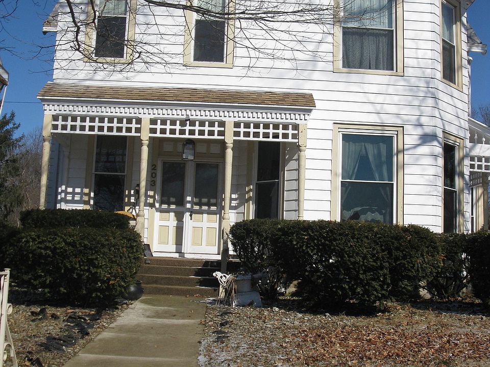 1st image of 203 W 7th St