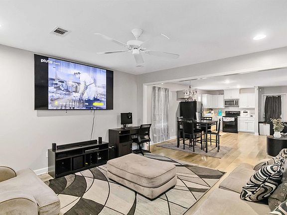 4th image of 194 Wexford Way