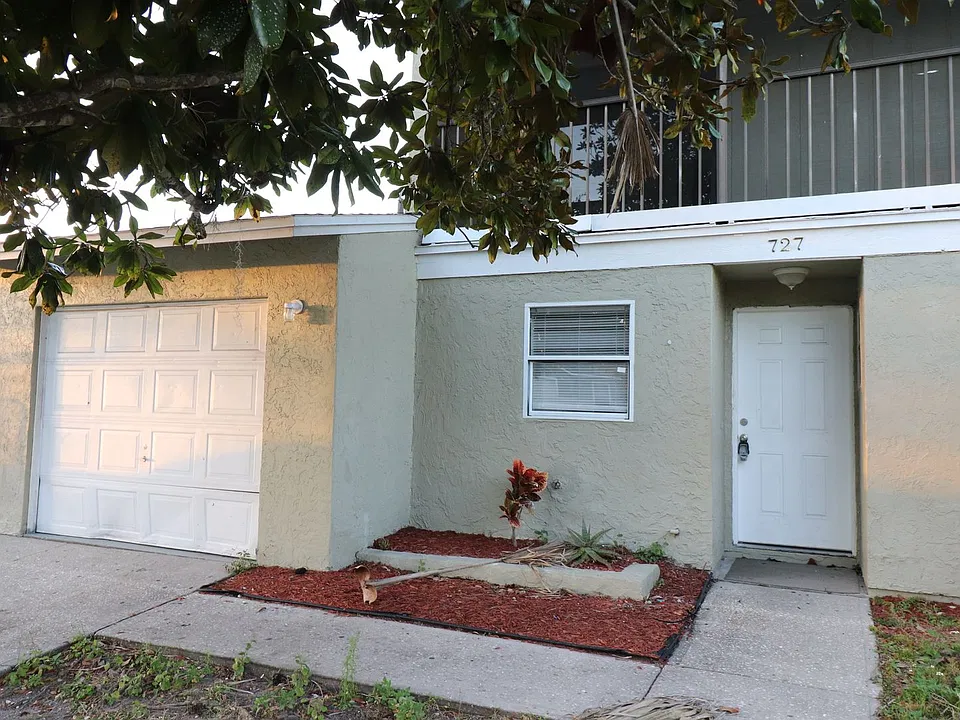 727 Lucaya Dr
