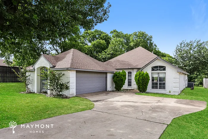 1019 Bluffview Dr — Photo 2