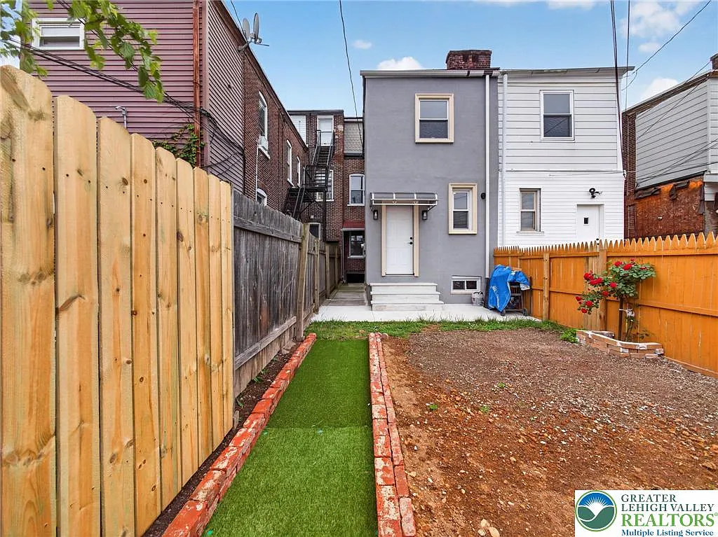 5 bed, 1.5 bath, 2139 sqft, $2,500 — Photo 3