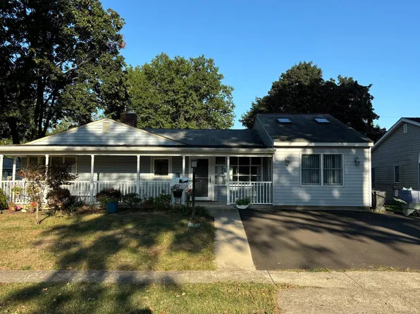 48 Outlook Ln, Levittown, PA 19055