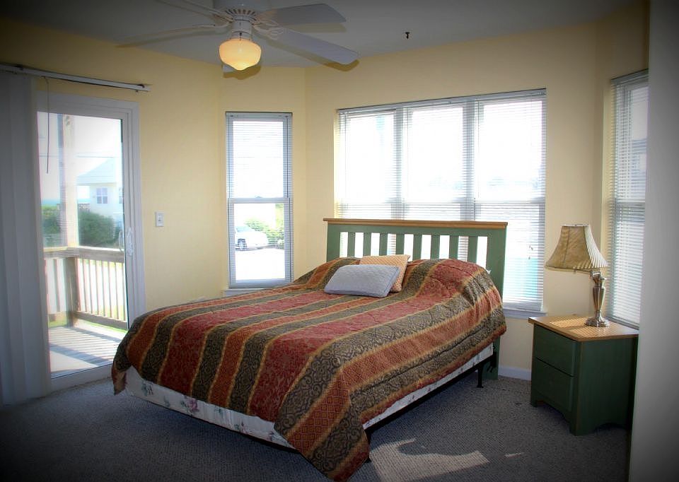 Queen bedroom- 1st level