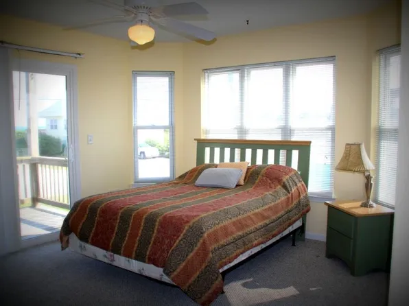 621 N Shore Dr, Surf City, NC 28445