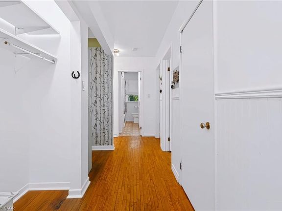 5th image of 7448 McNiven Rd