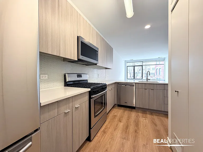 558 W Webster — Photo 78