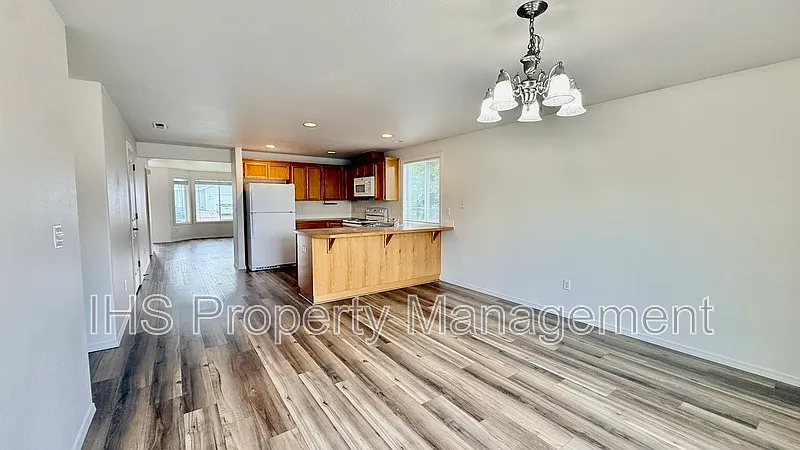 3 bed, 2.0 bath, 1382 sqft, $2,095 — Photo 3