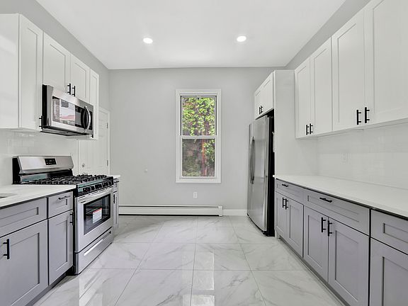 5th image of 2749 Creston Ave
