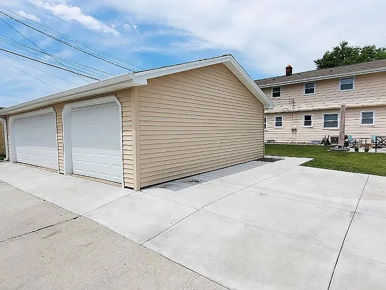 3 bed, 1.5 bath, 1223 sqft, $2,050 — Photo 2