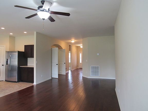 4th image of 172 Shirley Blvd