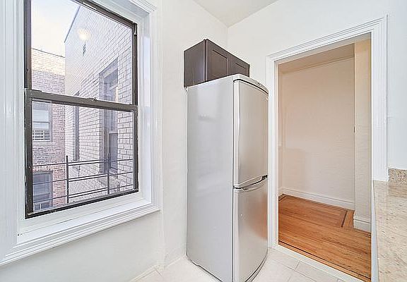 4th image of 121 Seaman Ave APT 4B