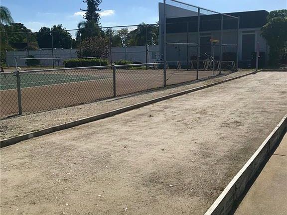 4th image of 6897 Sandtrap Dr
