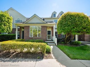 1102 Abigail Ct, Walled Lake, MI 48390