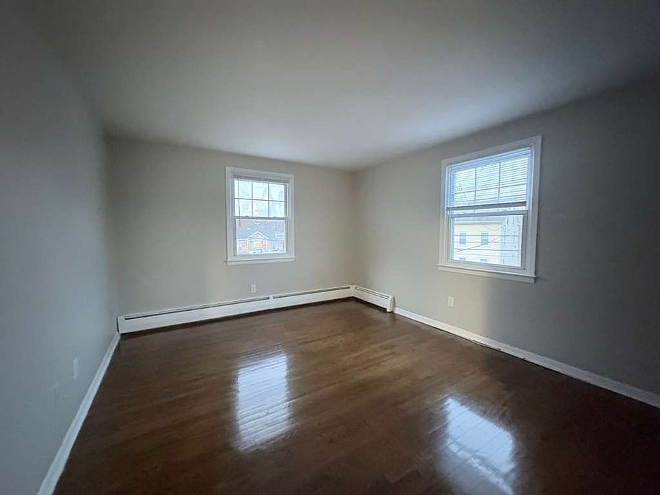 1st image of 960 1st Ave #3