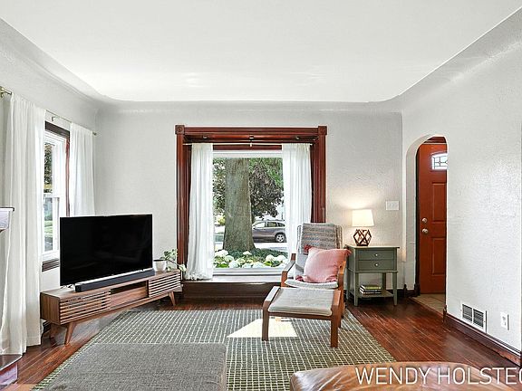 4th image of 709 Ottillia St SE