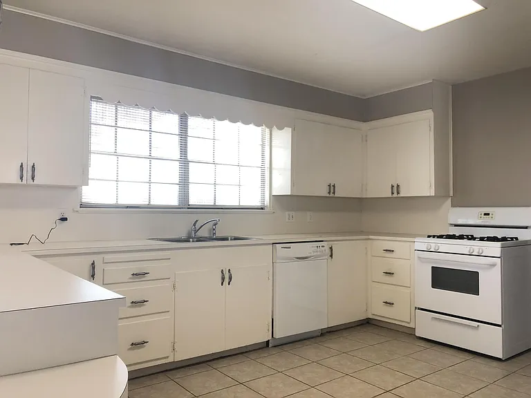 1601 N Sang Ave — Photo 3