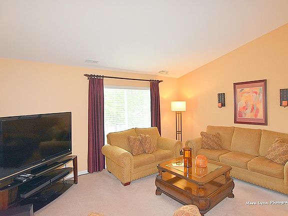 3rd image of 255 Thornwood Way Unit B