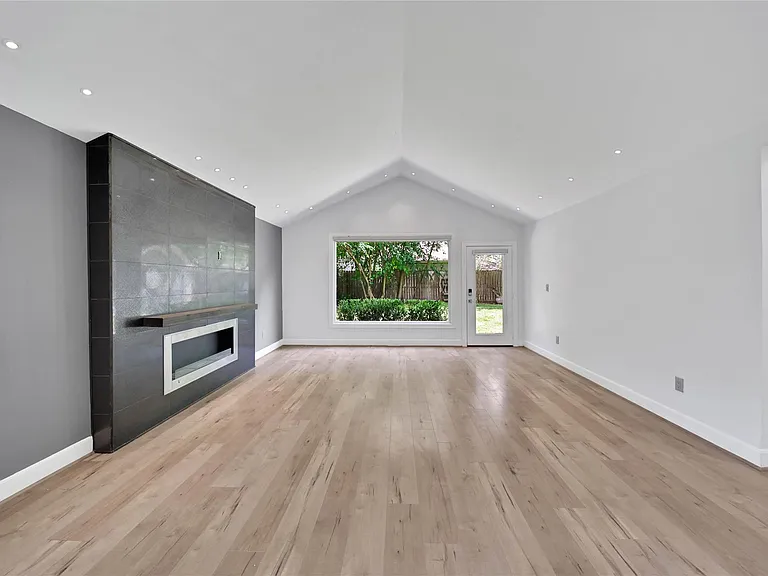 2206 Saxon Dr — Photo 5