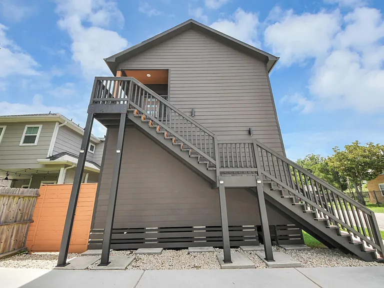 801 E 32nd 1/2 St #B — Photo 31