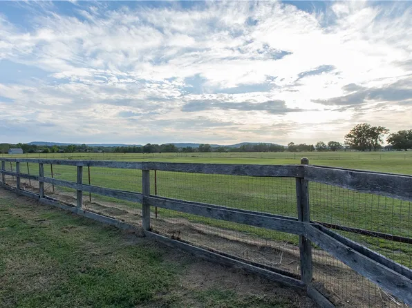 2000 Viney Grove Rd, Prairie Grove, AR 72753