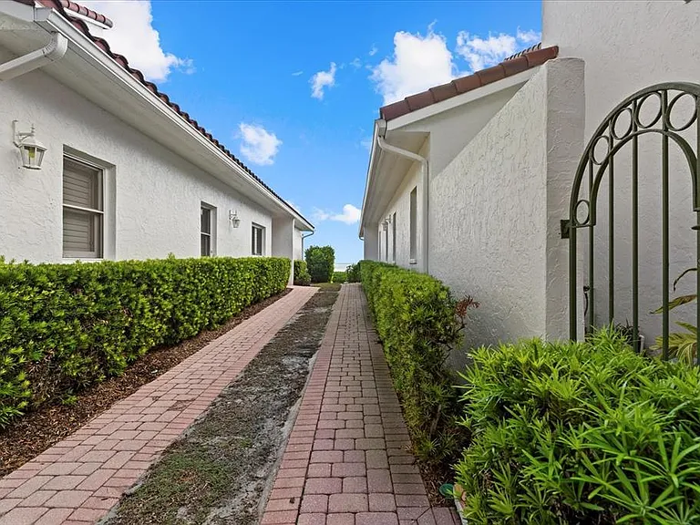 2254 Harbour Court Dr — Photo 3