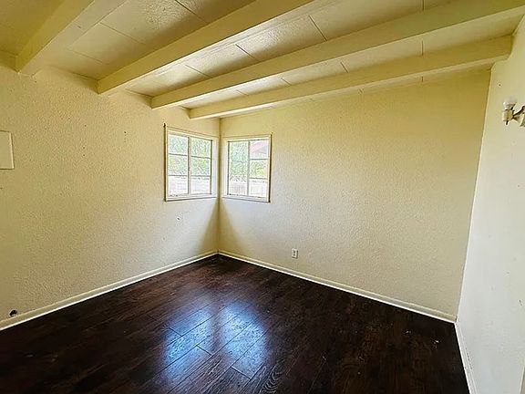 3rd image of 900 W Berry Dr