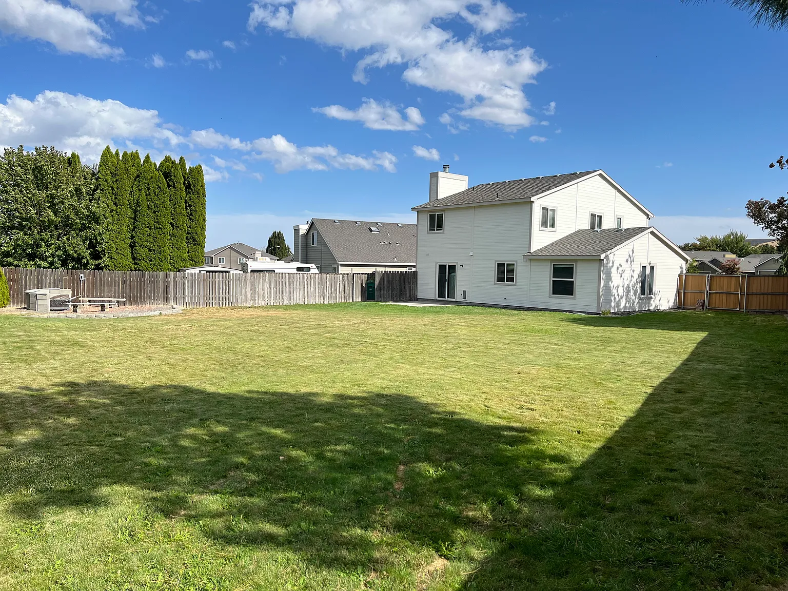 4 bed, 2.5 bath, 2000 sqft, $3,000 — Photo 2