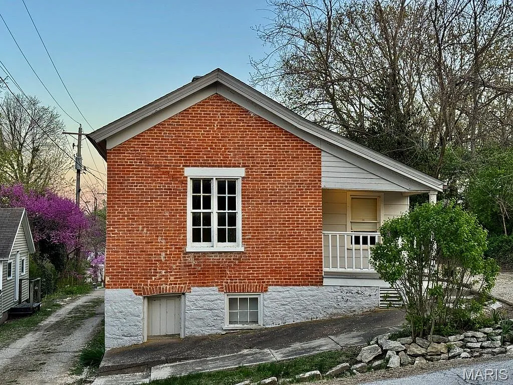 206 Howard St photo 1
