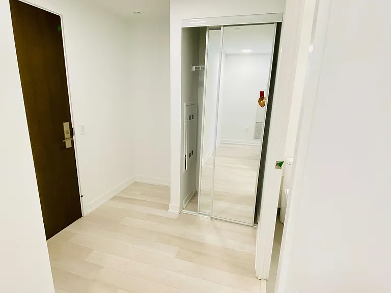 39 Roehampton Ave #905 — Photo 15