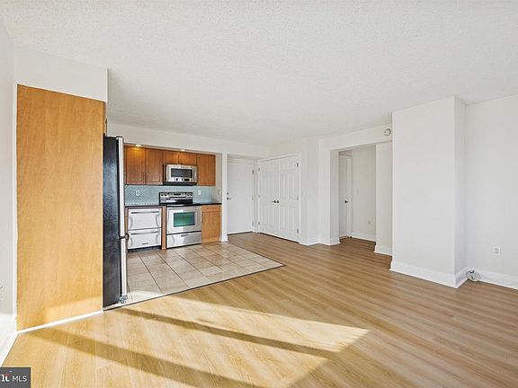 3rd image of 200 Lombard St #820