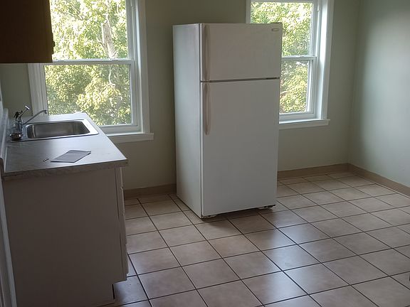 4th image of 119 W Benson St
