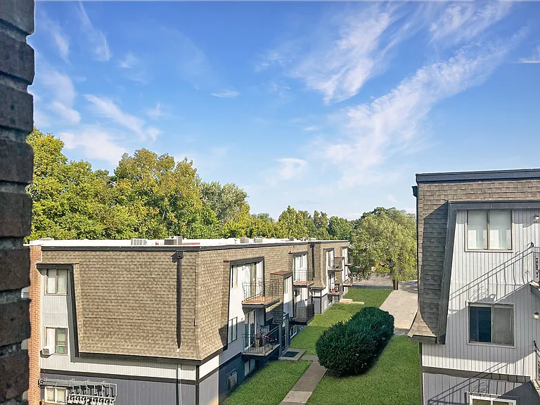 Suncrest Apartments — Photo 7