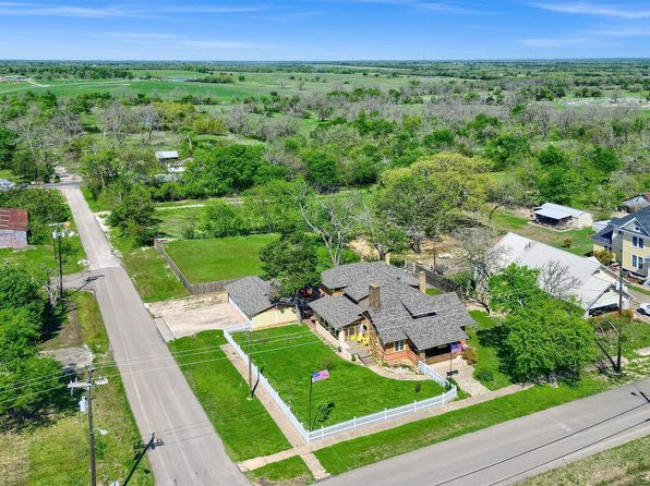 901 N 8th St, Honey Grove, TX 75446