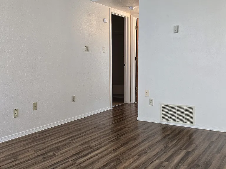 Updated Downtown 1 Bed w/ free WIFI & Gated Parking — Photo 27
